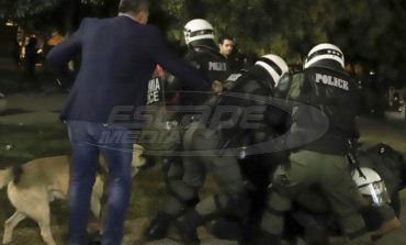 Νέα επεισόδια για την «'Ωρα του Διαβόλου» έξω από το κινηματοθέατρο «Αριστοτέλειο»