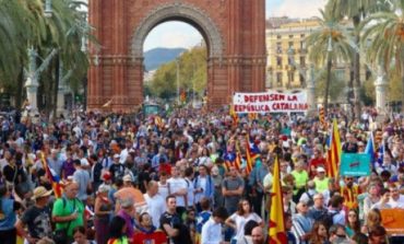 Βράζει η Καταλονία – Χαμός έξω από το Κοινοβούλιο – Ετοιμάζει συλλήψεις η Ισπανία