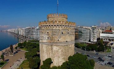 Θεσσαλονίκη: Κουκουλοφόροι άρπαξαν σημαίες από περαστικούς