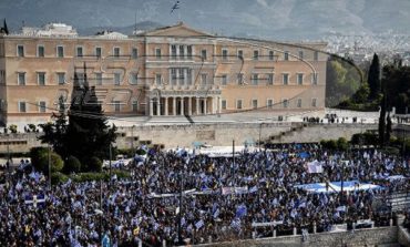 Πάνω από 1.500.000 κόσμος έχει μαζευτεί στο Σύνταγμα και τους γύρω δρόμους..-video-