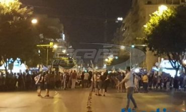 Θεσσαλονίκη: Εκατοντάδες διαδηλωτές μπροστά από τα γραφεία του ΣΥΡΙΖΑ – Συμπλοκές με κουκουλοφόρους