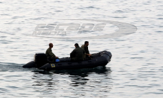 Με τουλάχιστον 10 φουσκωτά προσπαθούν να εντοπίσουν τυχόν αγνοούμενους που βρέθηκαν στην θάλασσα για να αποφύγουν την πύρινη λαίλαπα.