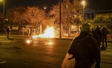 Επεισόδια στο Πολυτεχνείο: Μέλος του Ρουβίκωνα ανάμεσα στους συλληφθέντες «Βροχή» από μολότοφ τη νύχτα