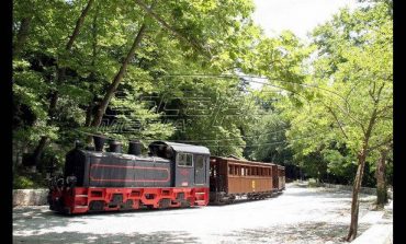 «Μουτζούρης»: Το θρυλικό τρενάκι του Πηλίου μαγεύει χιλιάδες επισκέπτες