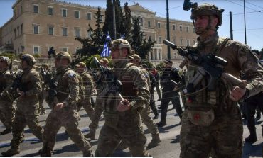 Σείστηκε το Σύνταγμα: Τα «βατράχια» τραγούδησαν το «Μακεδονία Ξακουστή» -ΒΙΝΤΕΟ-