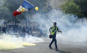 Παρίσι: Μαζικές πορείες, άγριες συγκρούσεις και προσαγωγές