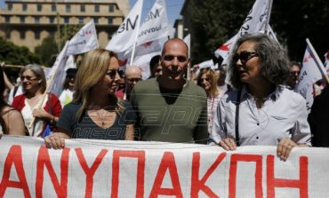 Ο Γιάνης Βαρουφάκης στην πορεία για την Εργατική Πρωτομαγιά