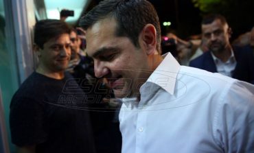 Βαρύ το κλίμα στην Κουμουνδούρου – Ραγδαίες εξελίξεις μετά τη μεγάλη ήττα – Εν αναμονή δηλώσεων Τσίπρα