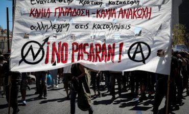 "Βροχή" από βόμβες μολότοφ στα Εξάρχεια μετά την πορεία