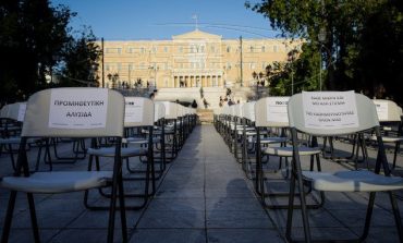 «Empty Chairs»: Η πλατεία Συντάγματος γέμισε με άδειες καρέκλες